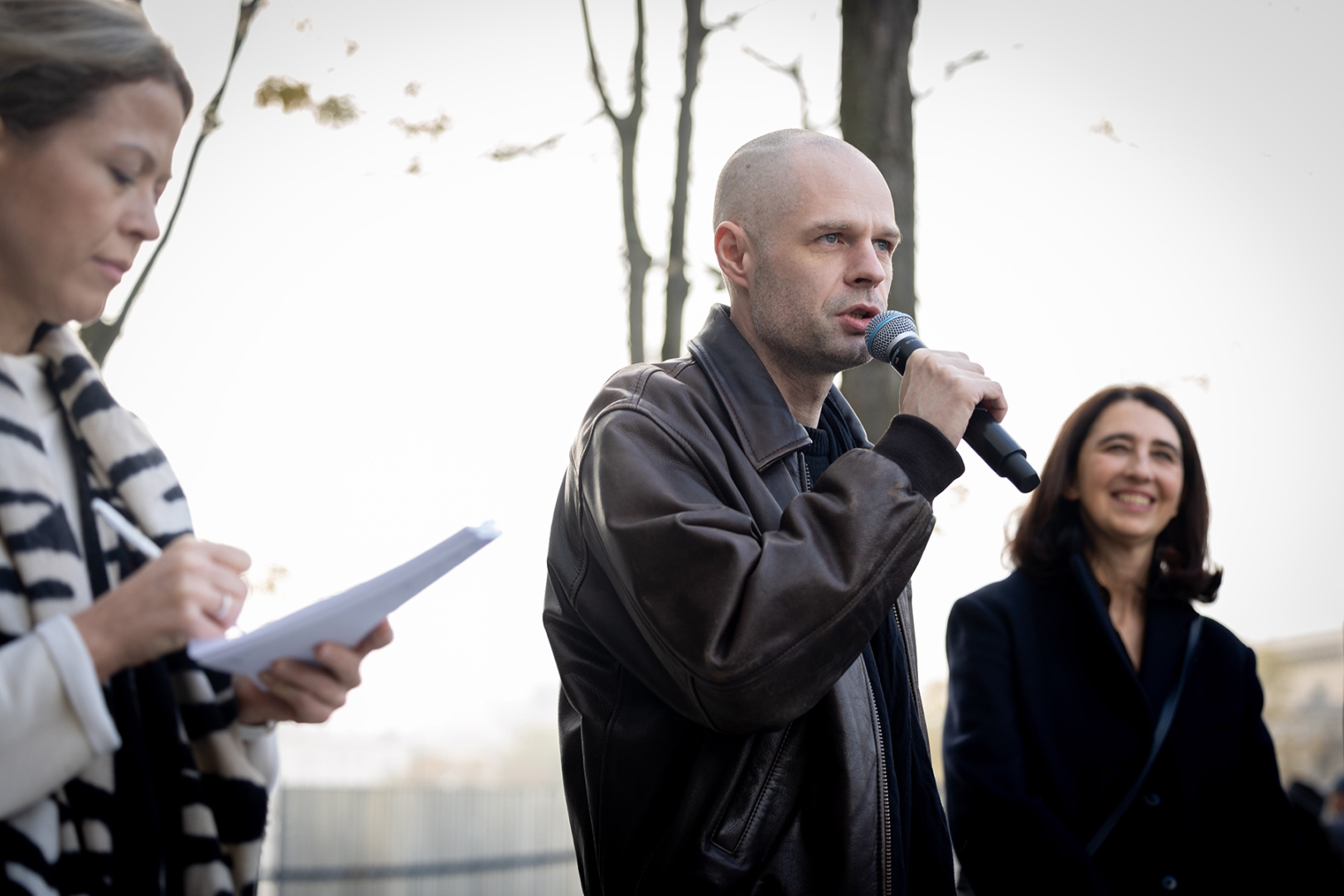 Wojciech Bąkowski podczas uruchomienia instalacji dźwiękowej JASNA PRZYSZŁOŚĆ. Fot. Alicja Szulc