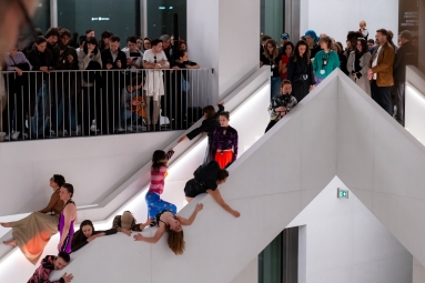 Zdjęcie przedstawiające osoby taneczne i choreograficzne performujące na klatce schodowej MSN-u.